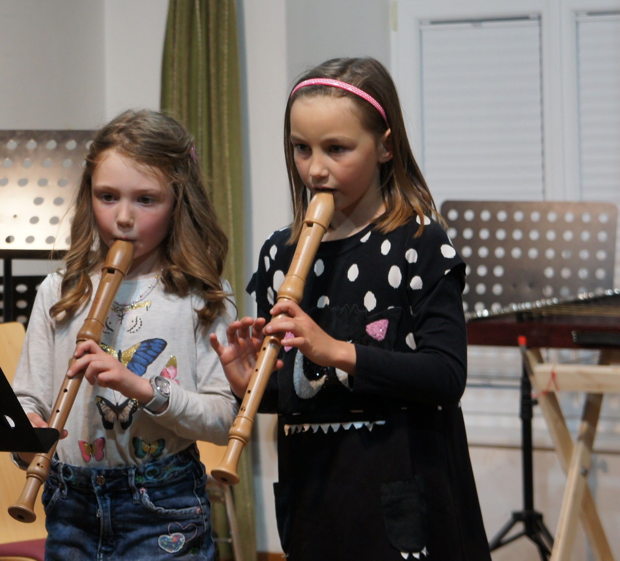 2 Mädchen spielen Flöte